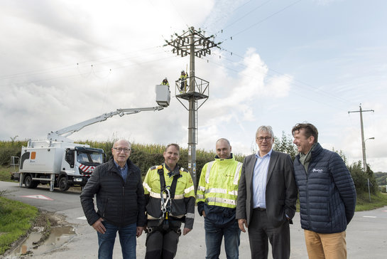 Alleen maar blije gezichten nu er niet meer vanuit het kraaiennest moet worden geschakeld in Voeren. Vlnr: schepen Jacky Herens, Geert Bynens, Timmy Janssens, burgemeester Huub Broers en lokale relatiebeheerder Dirk Moerenhout.