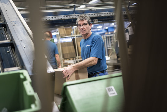 Gino Martens tijdens de packing van goederen