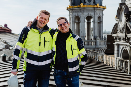 Collega's van Fluvius die samen op een dak staan