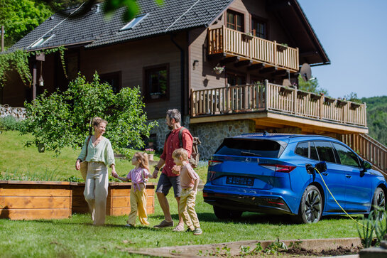 Elektrische wagen laadt op voor een vakantiewoning in het buitenland