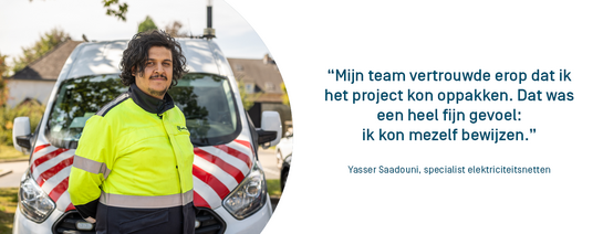 Yasser Saadouni van Fluvius voor zijn voertuig