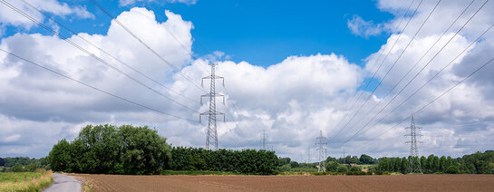 Netcongestie in Vlaanderen Hoogspanning in een landelijk landschap
