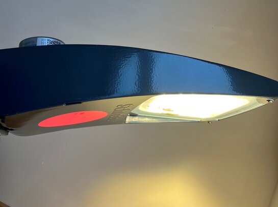 Tijdelijke straatverlichting met herkenbare roze bol onderaan Tijdelijk verlichtingstoestel met roze bol dat gebruikt wordt wanneer een defect toestel vervangen wordt.