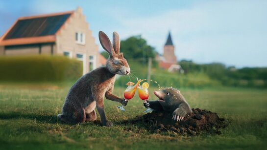 Voordeel digitale meter: Nooit meer meterstanden doorgeven Illustratie van een haas en een mol die samen toosten met cocktails in een grasveld.