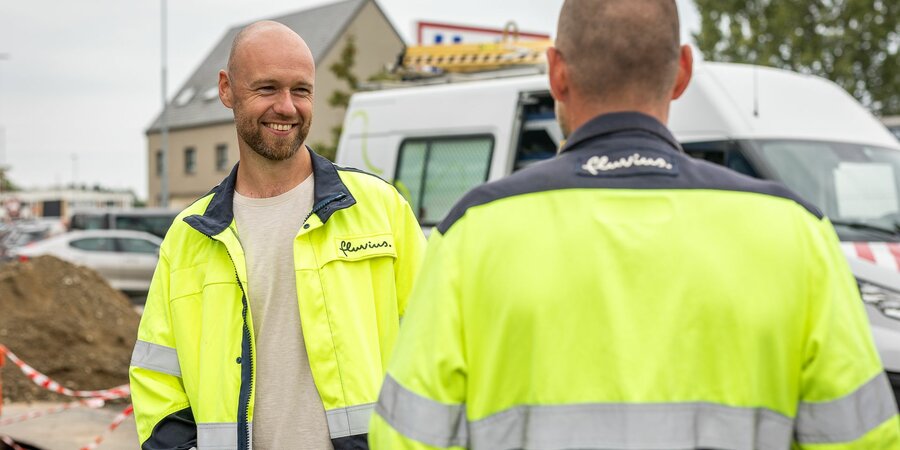 Noël Aerts praat met een collega