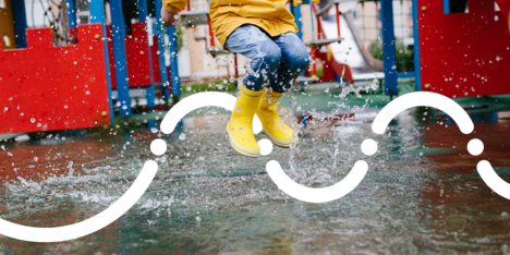 L'enfant saute dans les flaques d'eau