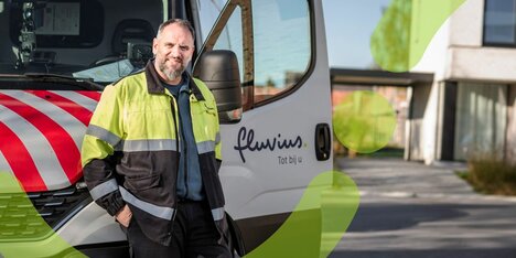 Stephen Landuyt staat voor zijn dienstvoertuig