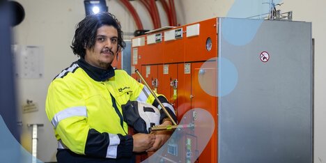 Yasser Saadouni van Fluvius, specialist in elektriciteitsnetten. Yasser Saadouni van Fluvius aan het werk