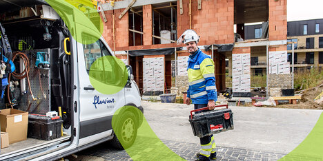 Depuis le 1er janvier 2025, les raccordements au gaz naturel dans les nouveaux bâtiments sont interdits en Flandre. Technicien de Fluvius au travail dans un quartier en construction
